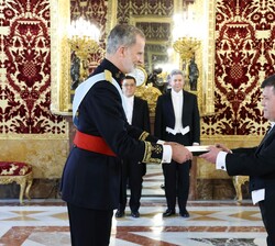Su Majestad el Rey recibe en el Palacio Real de Madrid las Cartas Credenciales del embajador de la República de Uzbekistán, Sr. Farrukh Tursunov