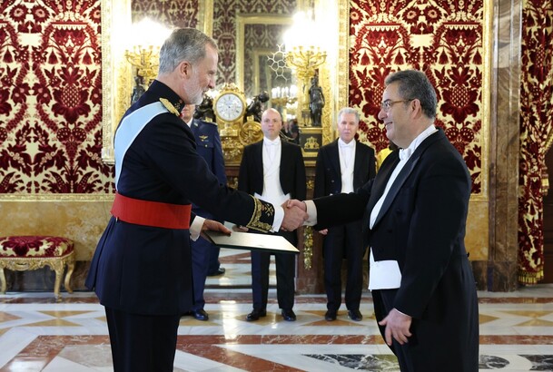Su Majestad el Rey recibe en el Palacio Real de Madrid las Cartas Credenciales del embajador de la República Argelina Democrática y Popular, Sr. Abdel
