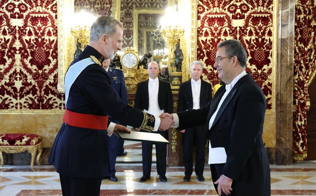 Su Majestad el Rey recibe en el Palacio Real de Madrid las Cartas Credenciales del embajador de la República Argelina Democrática y Popular, Sr. Abdel