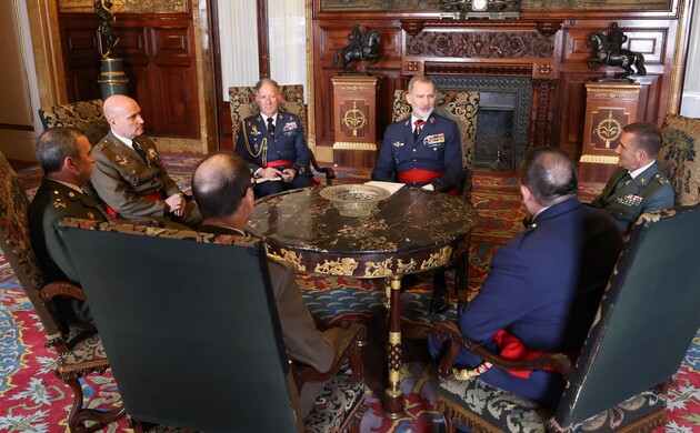 Audiencia militar de Su Majestad el Rey a un grupo de generales de división