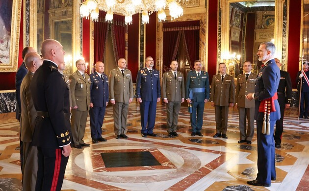 Audiencia militar de Su Majestad el Rey a un grupo de coroneles