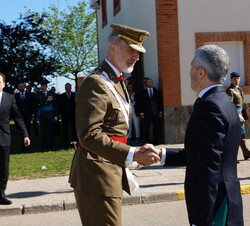 Su Majestad el Rey recibido por el ministro del Interior, Fernando Grande-Marlaska Gómez