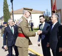 Su Majestad el Rey recibido por el director general de la Guardia Civil, Leonardo Marcos González