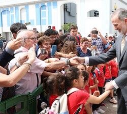 Don Felipe saludo a los escolares y al público congregado en los alrededores
