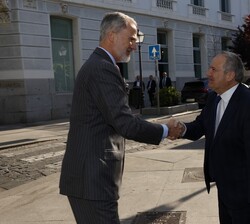 Su Majestad el Rey recibe el saludo del ministro de Industria y Truismo, Jordi Hereu