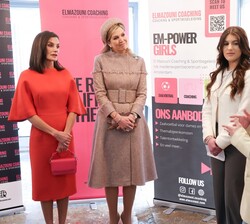 Su Majestad la Reina y Su Majestad la Reina de Países Bajos reciben explicaciones durante su visita al Centro LAB6