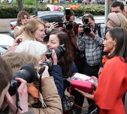 Su Majestad la Reina y Su Majestad la Reina de Países Bajos se acercan a saludar a los medios congregados con ocasión de su visita