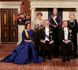 Sus Majestades los Reyes junto a Sus Majestades los Reyes de los Países Bajos; Su Alteza Real la Princesa Catalina Amalia de Orange; Su Alteza Real la