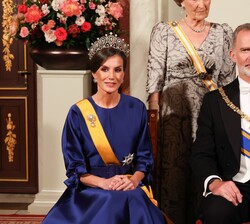 Sus Majestades los Reyes en la cena de gala ofrecida por Sus Majestades los Reyes de los Países Bajos