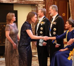 Sus Majestades los Reyes y Sus Majestades los Reyes de los Países Bajos reciben el saludo de los invitados