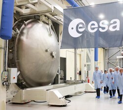 Los Reyes Felipe y Guillermo han visitado el Centro Europeo de Investigación y Tecnología Espacial de la Agencia Europea Espacial (ESA-ESTEC)