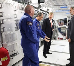 El Rey Felipe y el Rey Guillermo reciben explicaciones por parte de Pedro Duque, astronauta español