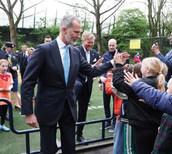 Don Felipe y Guillermo de los Países Bajos reciben el saludo de los niños de la Fundación Cruyff