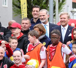 Don Felipe y Guillermo de los Países Bajos con los jóvenes deportistas y los miembros de la Fundación Johan Cruyff