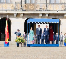 Sus Majestades los Reyes y Sus Majestades los Reyes de los Países Bajos en el Palco de Honor durante la interpretación de los Himnos Nacionales de amb