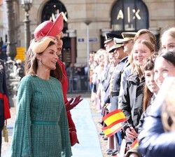 La Reina Doña Letizia y la Reina Maxima de los Países Bajos con los escolares del instituto Het Amsterdams Lyceum