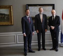 Su Majestad el Rey con el presidente del Senado y el presidente de la Cámara de Representantes del Reino de los Países Bajos