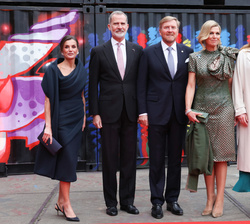 Sus Majestades los Reyes junto a los Reyes de los Paises Bajós y Su Alteza Real la Princesa Catalina Amalia a su llegada al Straat Museum 