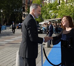 Su Majestad el Rey a su llegada al Teatro Real recibido por la presidenta del Congreso de los Diputados, Francina Armengol