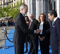 Su Majestad el Rey a su llegada al Teatro Real recibido por el presidente de Telefónica, José María Álvarez-Pallete