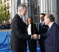 Su Majestad el Rey a su llegada al Teatro Real recibido por el presidente de la Fundación del Teatro Real, Gregorio Marañón