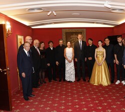 Su Majestad el Rey con los artistas y las autoriades asistentes a la gala