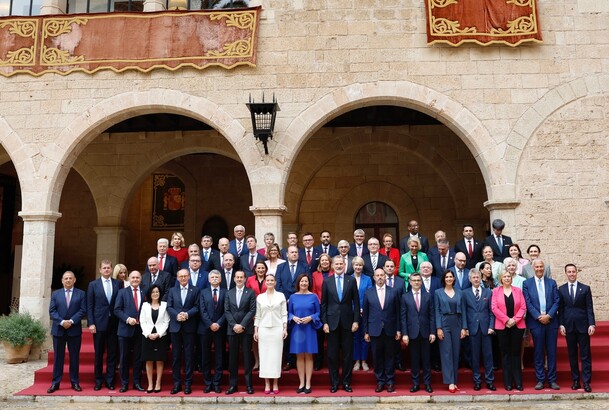 Su Majestad el Rey junto con las autoridades y los presidentes y representantes de los Parlamentos