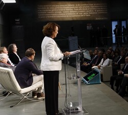 Don Felipe atiende a las palabras dirigidas por la presidenta de la Fundación Rafael del Pino, María del Pino