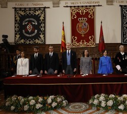 Sus Majestades los Reyes junto a las autoridades durante la interpretación del Himno Nacional