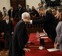 Su Majestad el Rey hace entrega de la medalla del Premio Miguel de Cervantes 2023 a Luis Mateo Díez