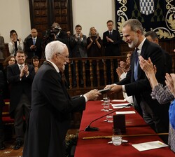 Luis Mateo Díez recibe la estatua del Premio Miguel Cervantes 2023 de mano de Su Majestad el Rey