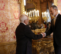 Su Majestad el Rey recibe el saludo del escritor español Luis Mateo Díez, Premio "Miguel de Cervantes" 2023