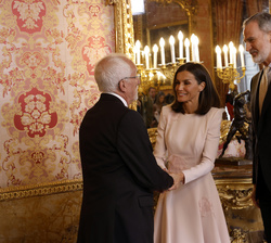 Su Majestad la Reina recibe el saludo del escritor español Luis Mateo Díez, Premio 