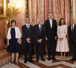 Sus Majestades los Reyes acompañados del galardonado, el escritor español Luis Mateo Díez, Premio 