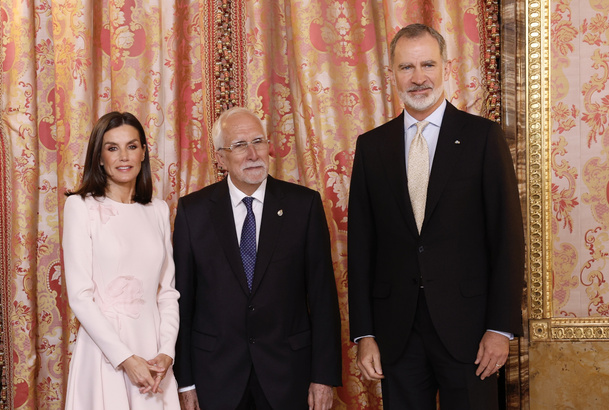 Sus Majestades los Reyes junto al escritor español Luis Mateo Díez, Premio "Miguel de Cervantes" 2023