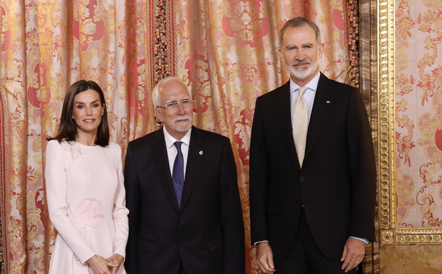Sus Majestades los Reyes junto al escritor español Luis Mateo Díez, Premio "Miguel de Cervantes" 2023
