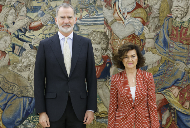 Su Majestad el Rey junto a la presidenta del Consejo de Estado, Carmen Calvo
