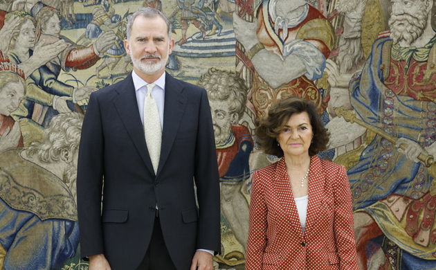 Su Majestad el Rey junto a la presidenta del Consejo de Estado, Carmen Calvo