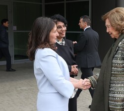 Su Majestad la Reina Doña Sofía recibe el saludo de la directora ejecutiva de Alzheimer's Disease International, Paola Barbarino