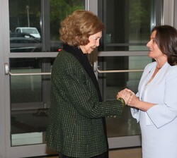 A su llegada para el encuentro con los congresistas, Su Majestad la Reina Doña Sofía es recibida por la directora ejecutiva de Alzheimer's Disease