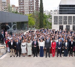 Sus Majestades los Reyes junto a los homenajeados en el Comité Olímpico Español