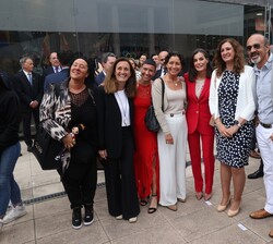 Su Majestad la Reina junto a algunos de los deportistas homenajeados en el Comité Olímpico Español