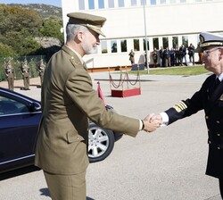 A su llegada, Su Majestad el Rey es recibido por el almirante general, Jefe de Estado Mayor de la Defensa, Teodoro E. López Calderón