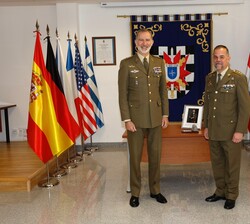 Su Majestad el Rey junto al Coronel Director del COE C-IED, Javier Corbacho Margallo