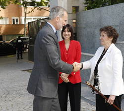 Su Majestad el Rey es recibido por la ministra de Ciencia, Innovación y Universidades, Diana Morant y la rectora de CUNEF Universidad, Ana I. Fernánde
