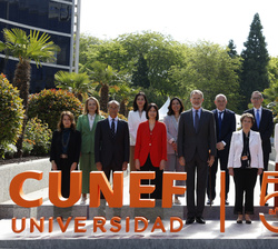 Fotografía de grupo de Su Majestad el Rey con las autoridades y el equipo de gobierno de CUNEF Universidad 
