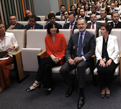 Su Majestad el Rey en primera fila de asientos, acompañado por la ministra de Ciencia, Innovación y Universidades, Diana Morant y la rectora de CUNEF 