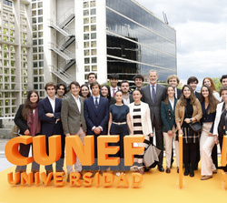 Fotografía de grupo de Su Majestad el Rey con una representación de los alumnos de CUNEF Universidad 
