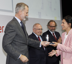 Su Majestad el Rey entrega el Accésits de Innovación y Digitalización a Marta García, consejera delegada de Multiverse Computing