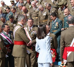 Don Felipe y Doña Letizia conversan con los componentes de la XLIV Promoción de la Academia General Militar, Promoción del Rey